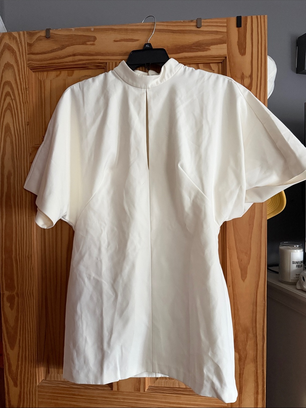 Elegant white Short-Sleeve dress with keyhole